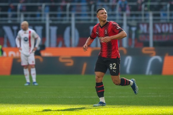 Longo: Jeddah cùng đàm phán để giới thiệu trung vệ 20 tuổi Simici, Milan có 20% chia sẻ lại